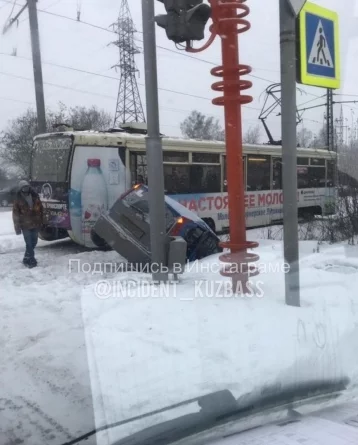 Фото: В Кемерове из-за ДТП на путях временно изменили движение трамвая №10 1