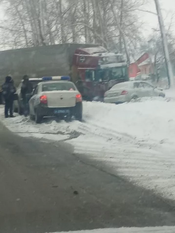 Фото: Из-за ДТП с фурой и легковушкой на выезде из Кемерова образовалась гигантская пробка 1