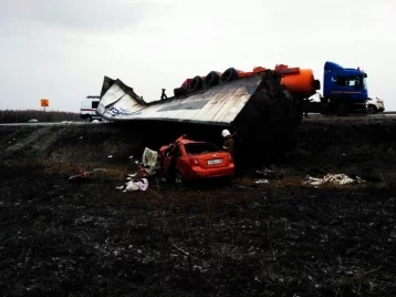 Фото: В Татарстане в страшную аварию попала машина с молодожёнами 1