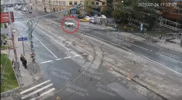 Фото: В центре Москвы пьяный водитель Maserati вылетел на тротуар и сбил женщину  1