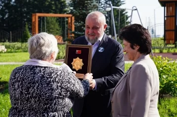 Фото: Губернатор Кузбасса передал Прокопьевскому округу почётный знак «Трудовая доблесть и воинская слава» 1
