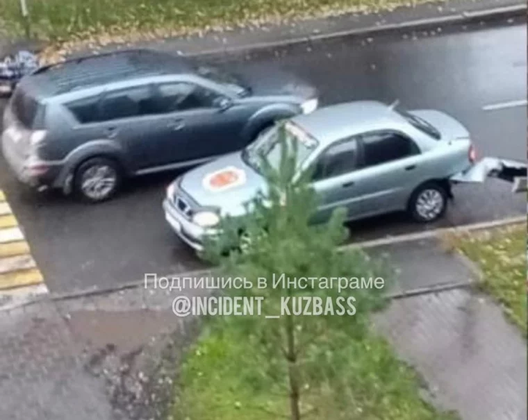 Фото: В Кемерове Chevrolet сбил женщину и врезался в Nissan 2