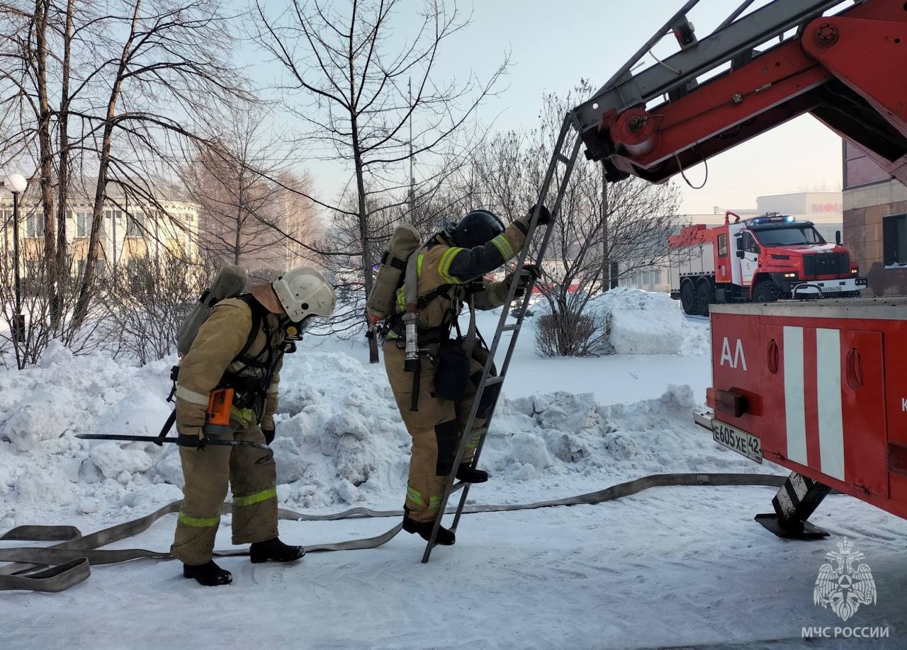 Из задымлённого помещения вывели двоих: пожарные приехали к кинотеатру в Киселёвске