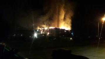 Фото: В Кузбассе загорелся деревообрабатывающий цех 1