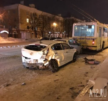 Фото: В центре Кемерова произошло массовое ДТП с троллейбусом 1