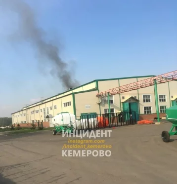 Фото: В Кемерове загорелось производственное здание на улице Пчелобаза, 15 1