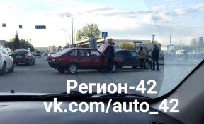 В Кемерове «Москвич» врезался в Opel: на месте ДТП работают спасатели