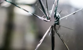 В Кузбассе подросток пробрался в чужой дом через треснувшее стекло
