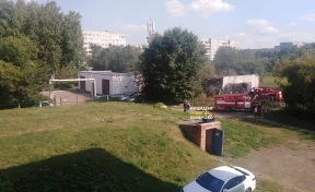 «Дымят подсобки»: очевидцы сообщили о пожаре на территории школы в Кемерове