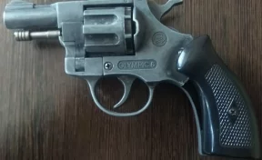 Жительница Кузбасса нашла в доме покойного отца итальянский револьвер
