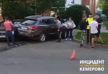Фото: В Кемерове иномарка врезалась в припаркованный внедорожник 3