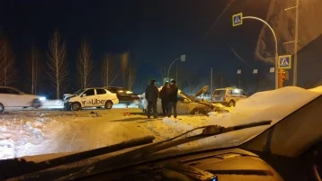 Фото: В Кемерове автомобиль такси с пассажиром попал в ДТП, пострадали трое 1