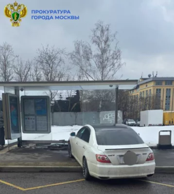 Фото: Иномарка въехала в остановку общественного транспорта в Москве 1