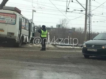Фото: В Кузбассе автобус после ДТП протаранил столб, есть пострадавшие 1
