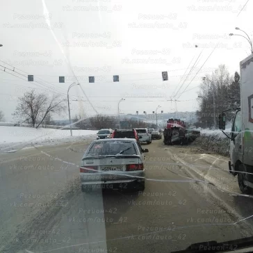 Фото: В Кемерове перед Кузбасским мостом перевернулась легковушка 2