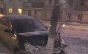 Легковушка врезалась в дерево в кузбасском городе