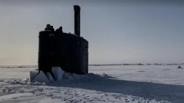 Фото: Всплывающая в Арктике сквозь лёд атомная подлодка попала на видео 1