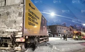 В Кемерове грузовик перекрыл трамвайные пути
