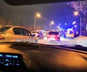 Фото: Столкнулись 7 авто: в ГИБДД рассказали подробности ДТП на въезде на мост в Кемерове 1