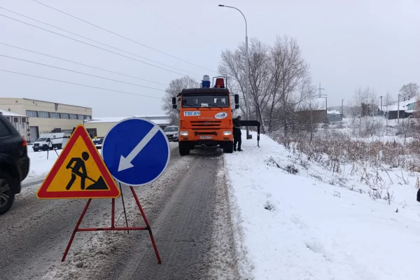 В Кемерове на Центральной улице прорвало трубу: обрушилась часть обочины дороги