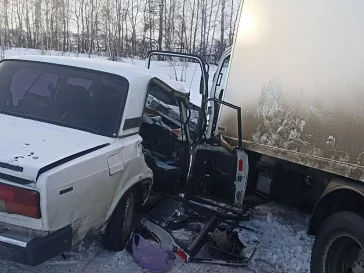 Фото: В Сибири при столкновении ВАЗ-2107 и грузовика погибли три человека, ещё двое в больнице 3
