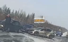 Разбились три авто: ДТП на трассе Кемерово — Анжеро-Судженск попало на видео
