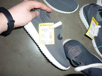 Фото: В кемеровском торговом центре нашли контрафактную одежду и обувь 1