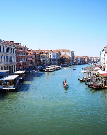 Опрос: россиянки назвали страны, где живут самые красивые мужчины