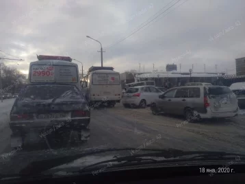 Фото: В районе автовокзала в Кемерове затруднено движение из-за ДТП 1
