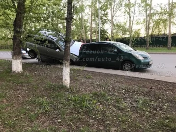 Фото: В Кемерове иномарка на полной скорости врезалась в припаркованные машины 2