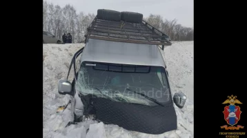 Фото: Машина улетела в кювет после ДТП на участке трассы Кемерово — Промышленная 1