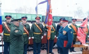 Десятки кузбассовцев пришли встречать агитпоезд «Армия Победы»