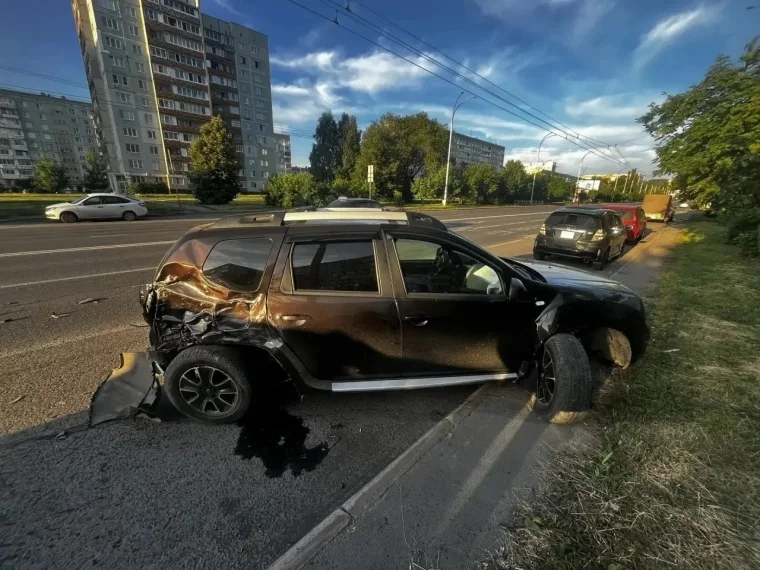 Фото: В Кемерове пьяный водитель протаранил три припаркованные машины, уходя от ГАИ 2