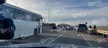 Фото: ДТП с автобусом и двумя автомобилями произошло на 14 км трассы под Кемеровом 1