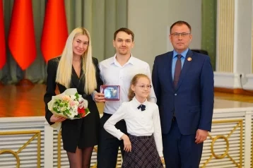 Фото: Илья Середюк вручил областные награды игрокам ХК «Кузбасс» 1