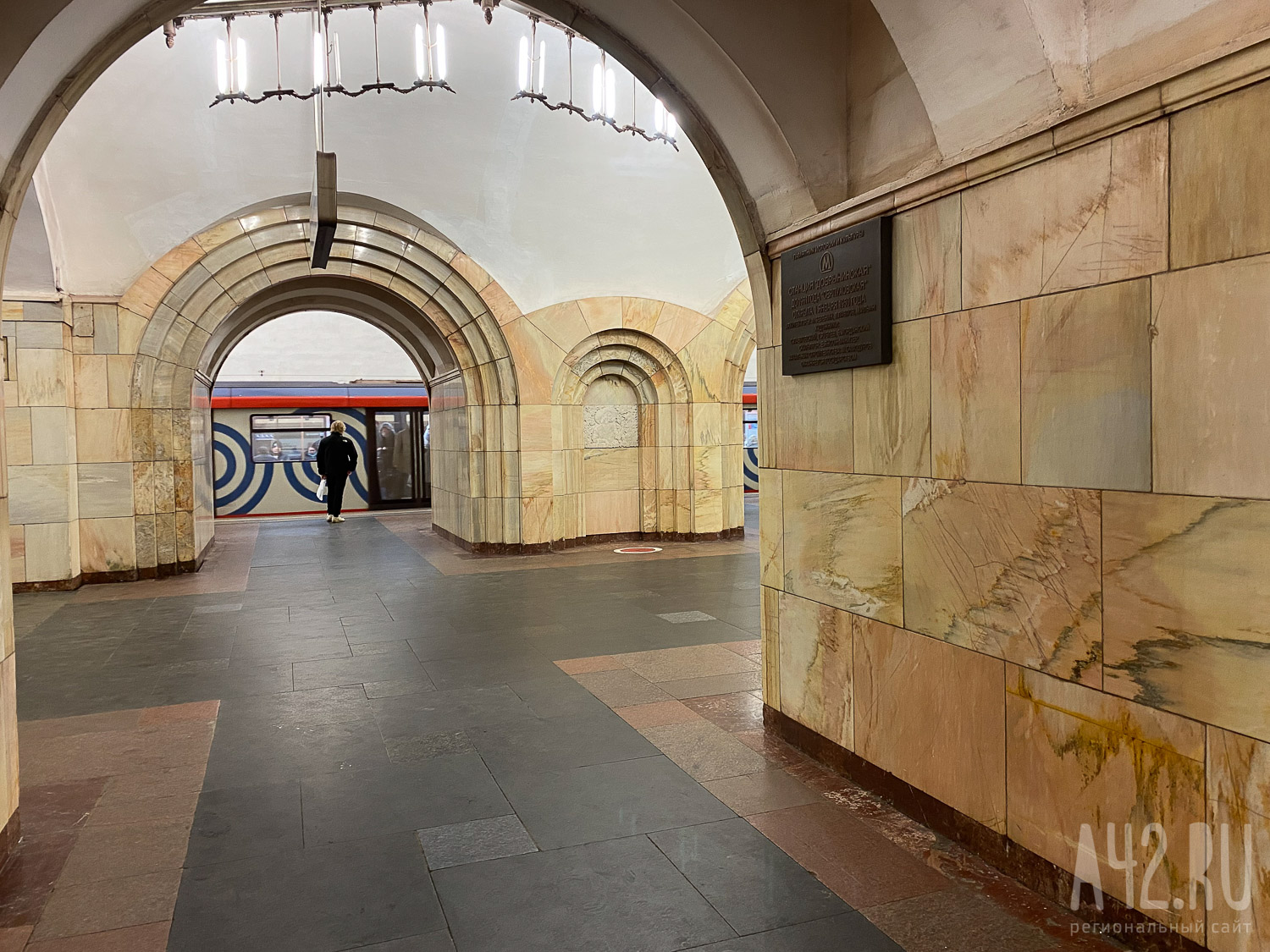 В Москве мужчина упал на пути в метро и погиб