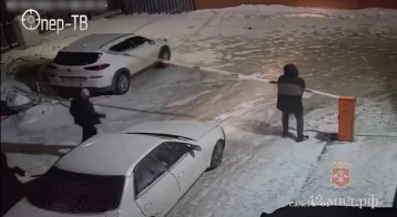 Фото: В Кемерове неизвестный сломал два шлагбаума на улице Островского: полиция нашла вандала 1