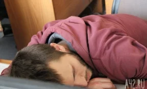 Сомнолог объяснила, почему осенью всё время хочется спать