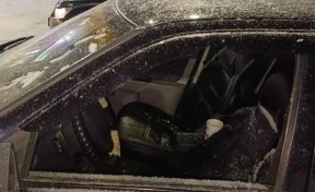 В Кузбассе пьяный мужчина разбил стекло в автомобиле кулаком