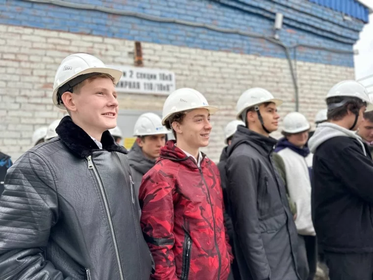 Фото: «Мы из будущего»: школьники из Кузбасса познакомились с работой энергетиков на подстанции «Мирная» 3