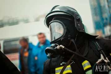 Фото: Поджог в многоэтажке: кузбасские пожарные спасли двоих взрослых и двоих детей 1