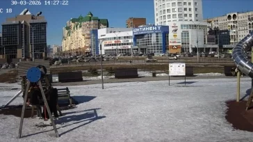 Фото: В Новокузнецке вандалы сломали скамейки и фонарь в сквере рядом с мэрией 2