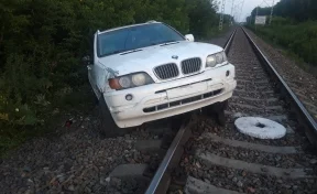В Новосибирске нашли брошенный на железной дороге BMW 