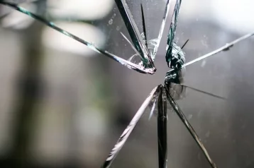 Фото: В Кузбассе подросток пробрался в чужой дом через треснувшее стекло 1