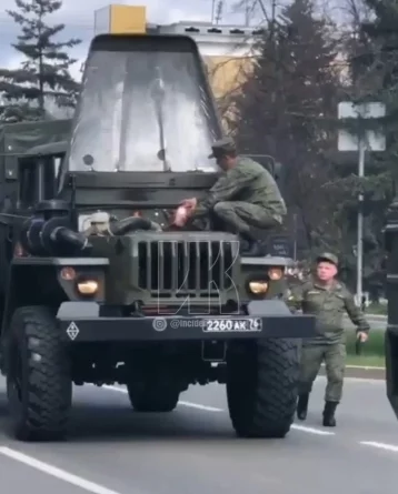 Фото: В Кемерове загорелась военная  машина, участвующая в торжественном марше  1