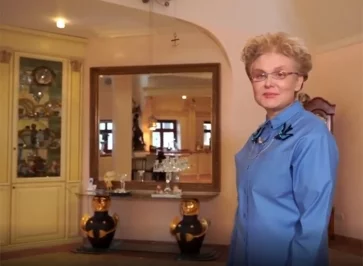 Фото: Уроженка Кемерова Елена Малышева показала на видео свою квартиру с мебелью в дворцовом стиле 2