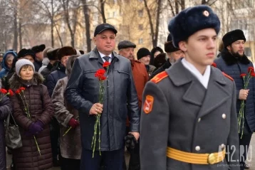 Фото: В Кемерове состоялось торжественное возложение цветов к Мемориалу Славы воинов-кузбассовцев 4