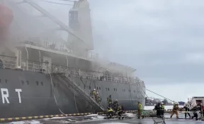 В Санкт-Петербурге в морском порту горит огромный ледокол, на месте работают пожарные 