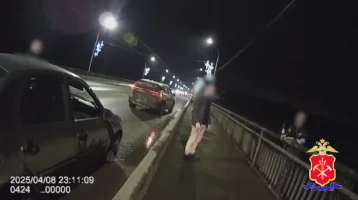 Фото: Полицейские и прохожий спасли женщину, стоявшую за перилами моста в Новокузнецке 1