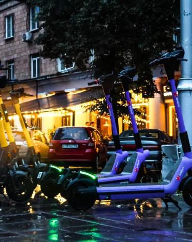 Власти Кузбасса установили штрафы за брошенные где попало самокаты